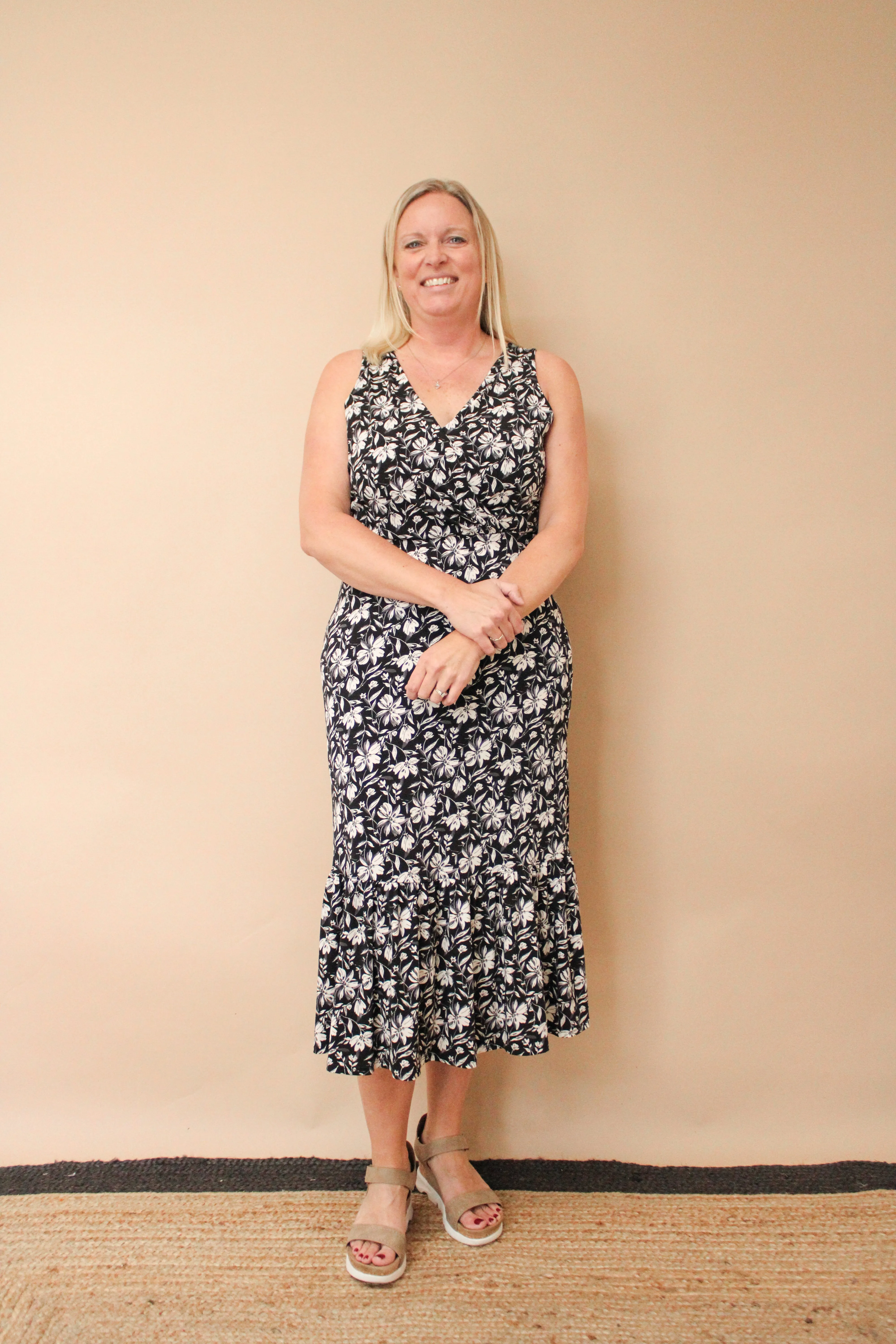 BRIGGS SLEEVELESS VNECK FLORAL MAXI DRESS