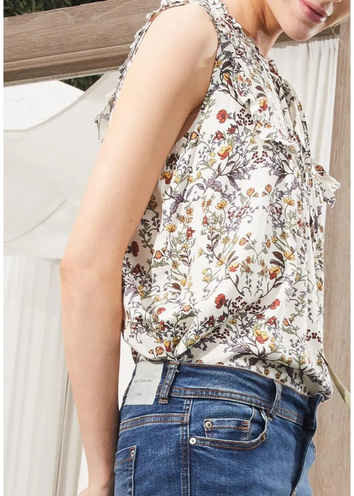 Sleeveless Tie Neck Blouse In Floral