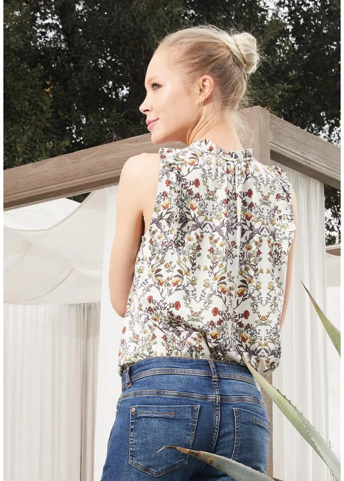Sleeveless Tie Neck Blouse In Floral
