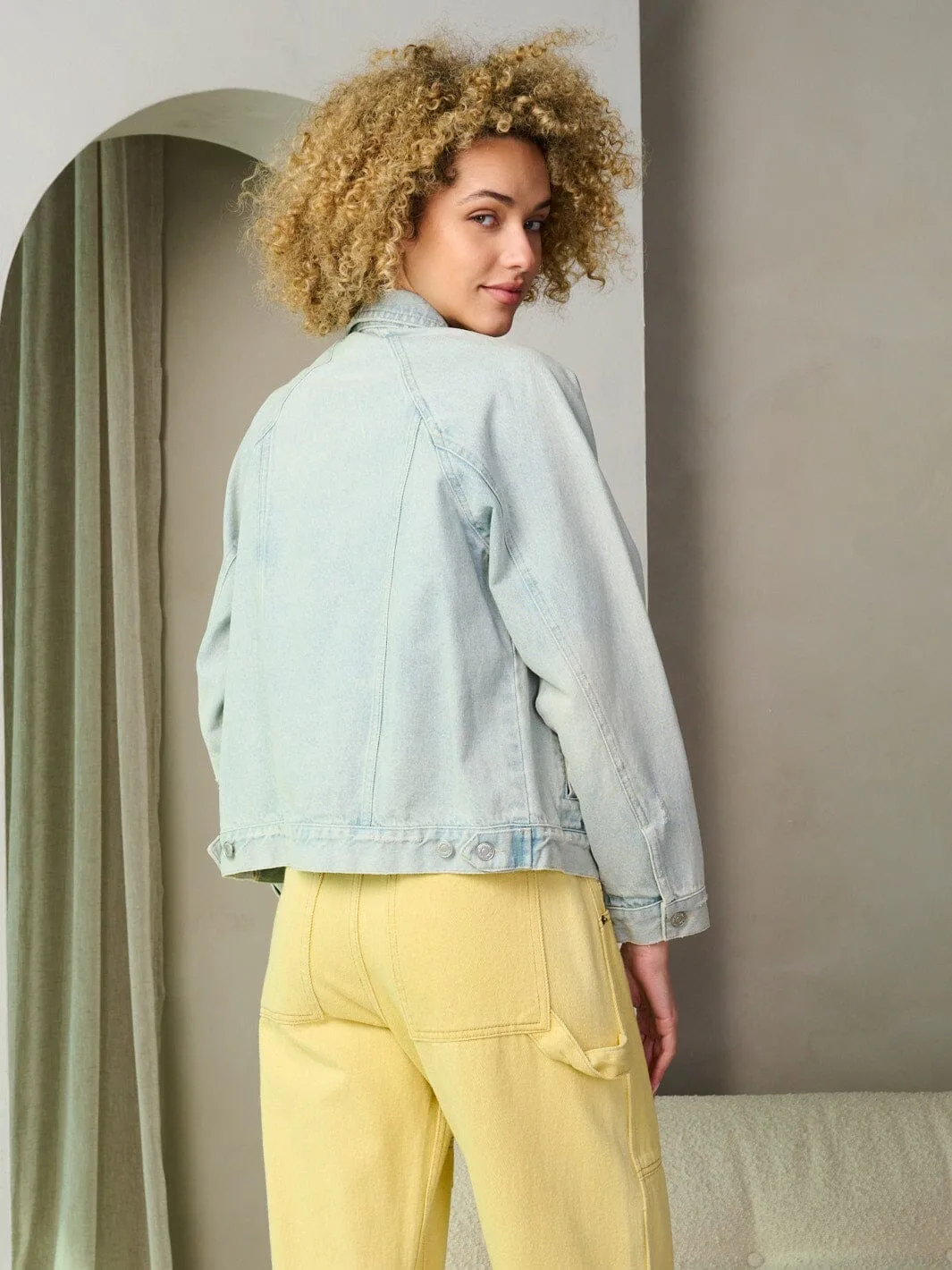 WOMEN'S LONG SLEEVE BUTTON CLOSURE DENIM JACKET