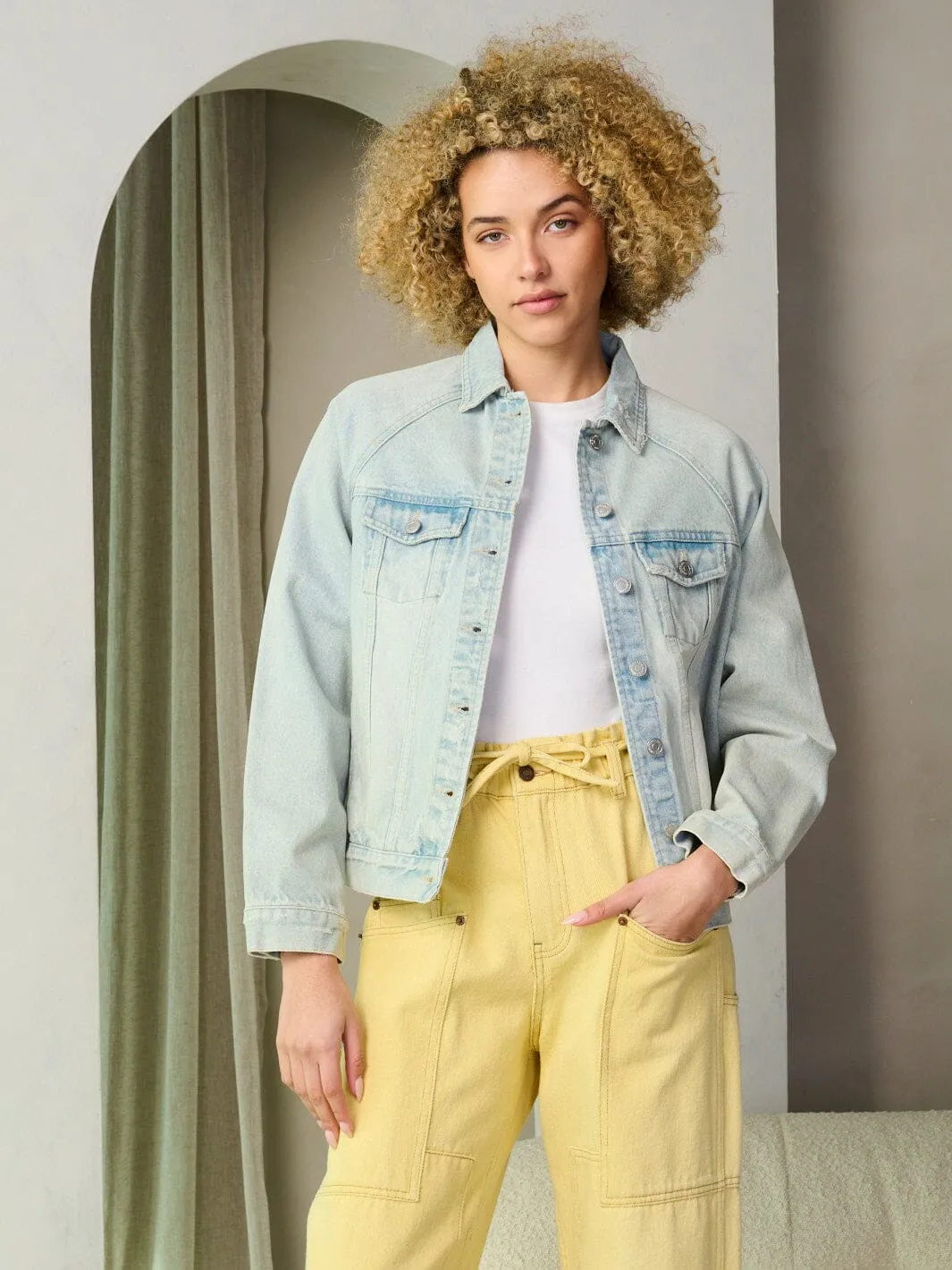WOMEN'S LONG SLEEVE BUTTON CLOSURE DENIM JACKET