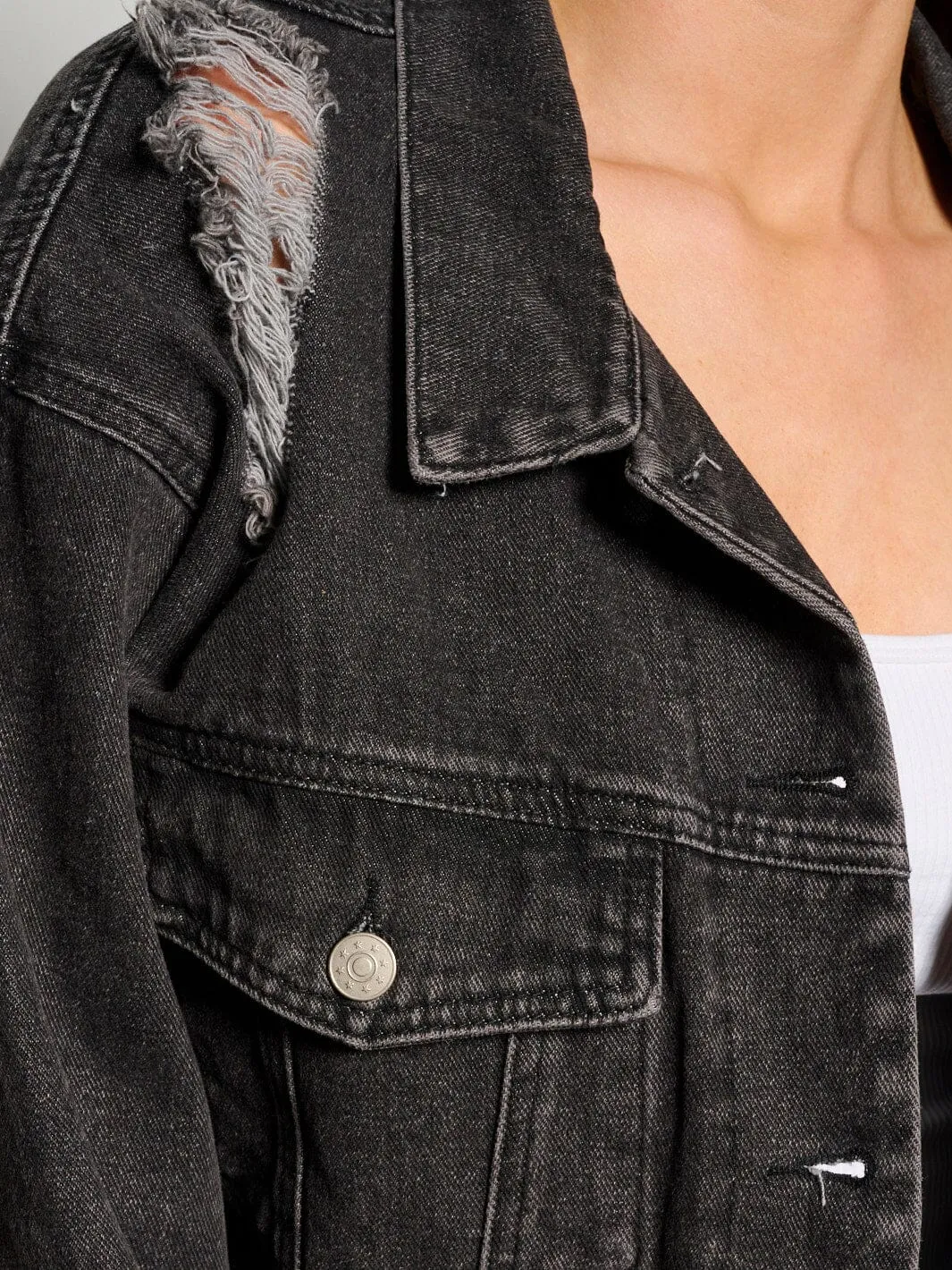 WOMEN'S LONG SLEEVE BUTTON CLOSURE DISTRESSED POCKETS DENIM JACKET