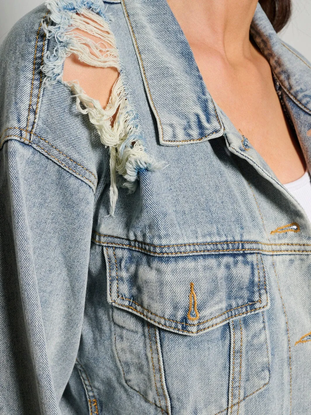 WOMEN'S LONG SLEEVE BUTTON CLOSURE DISTRESSED POCKETS DENIM JACKET