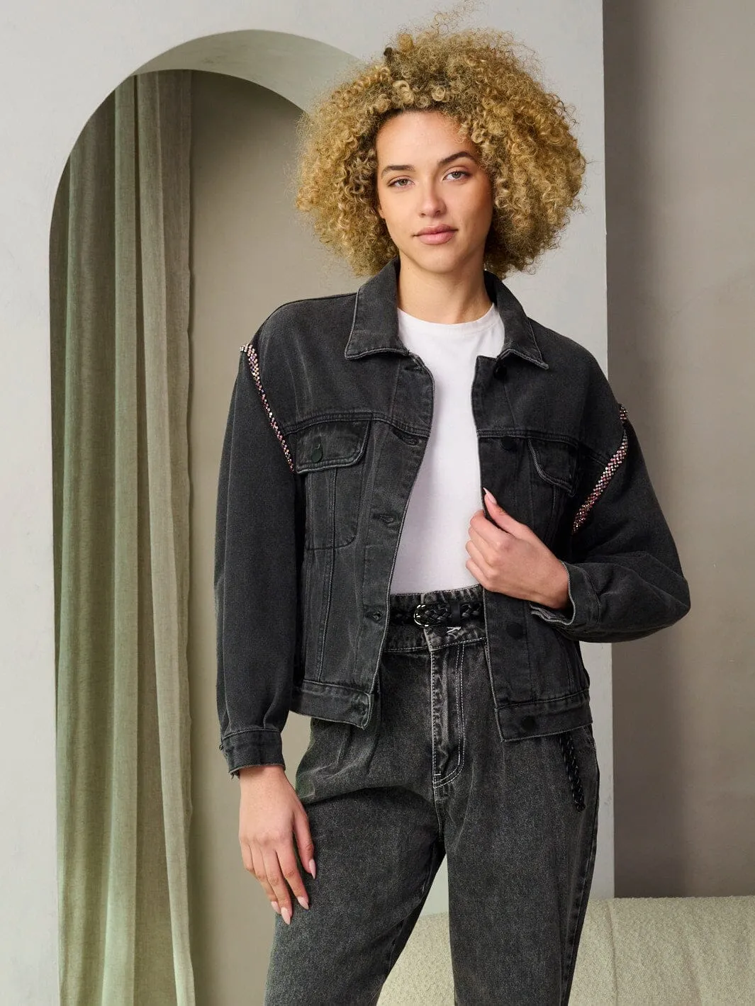 WOMEN'S LONG SLEEVE BUTTON CLOSURE STUDS TRIM DETAILED DENIM JACKET