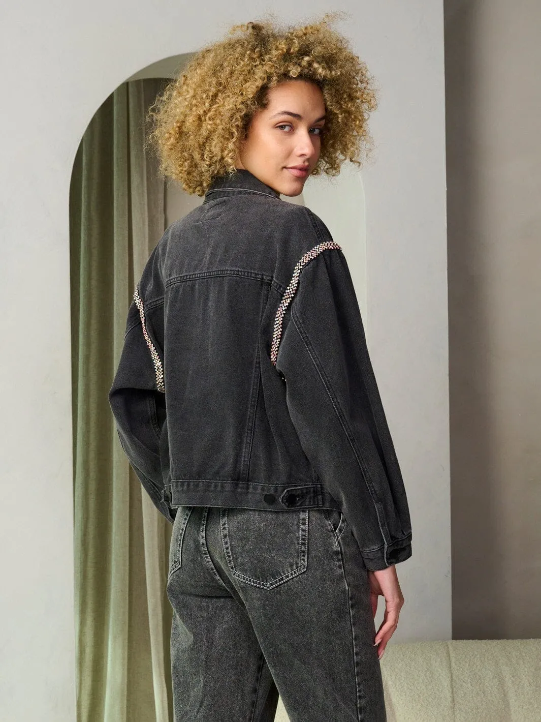 WOMEN'S LONG SLEEVE BUTTON CLOSURE STUDS TRIM DETAILED DENIM JACKET