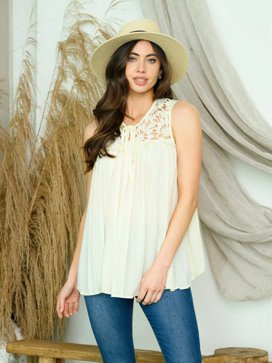 WOMEN'S SLEEVELESS LACE YOLE PLEATED TOP