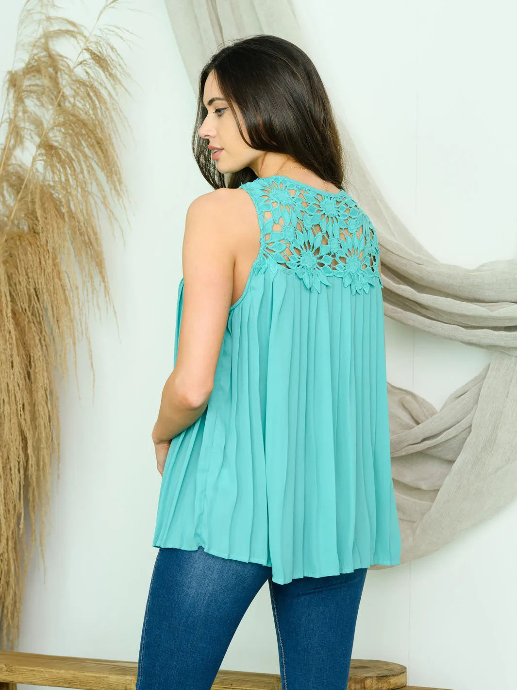 WOMEN'S SLEEVELESS LACE YOLE PLEATED TOP