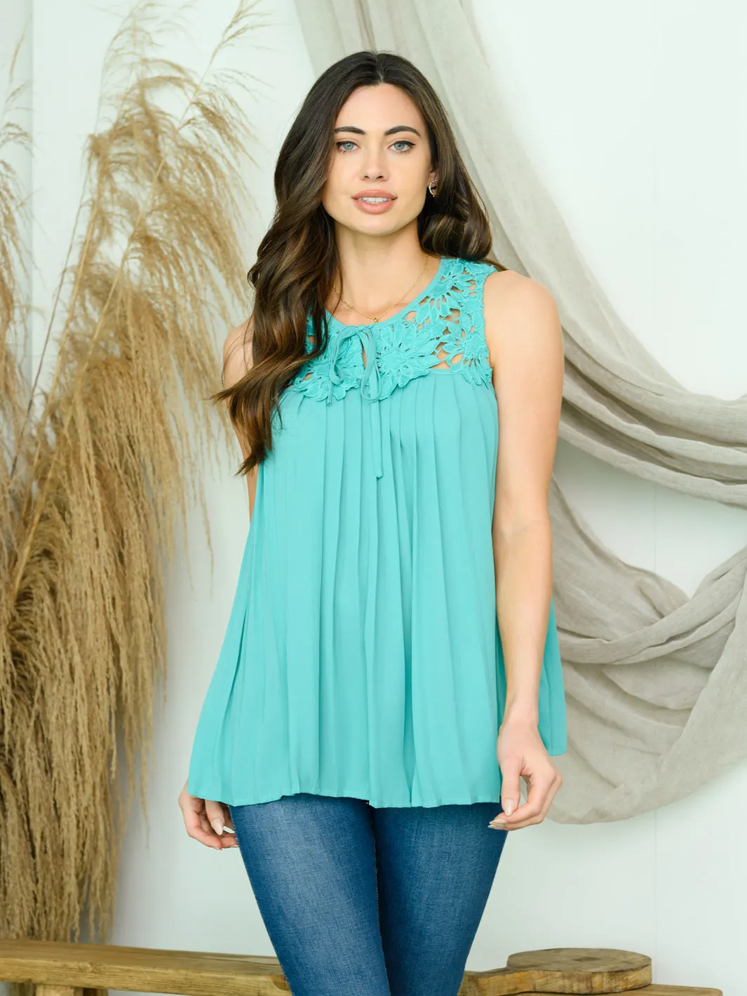 WOMEN'S SLEEVELESS LACE YOLE PLEATED TOP
