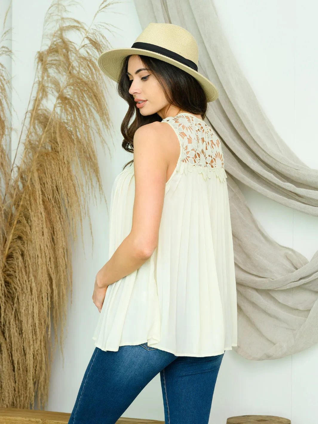 WOMEN'S SLEEVELESS LACE YOLE PLEATED TOP