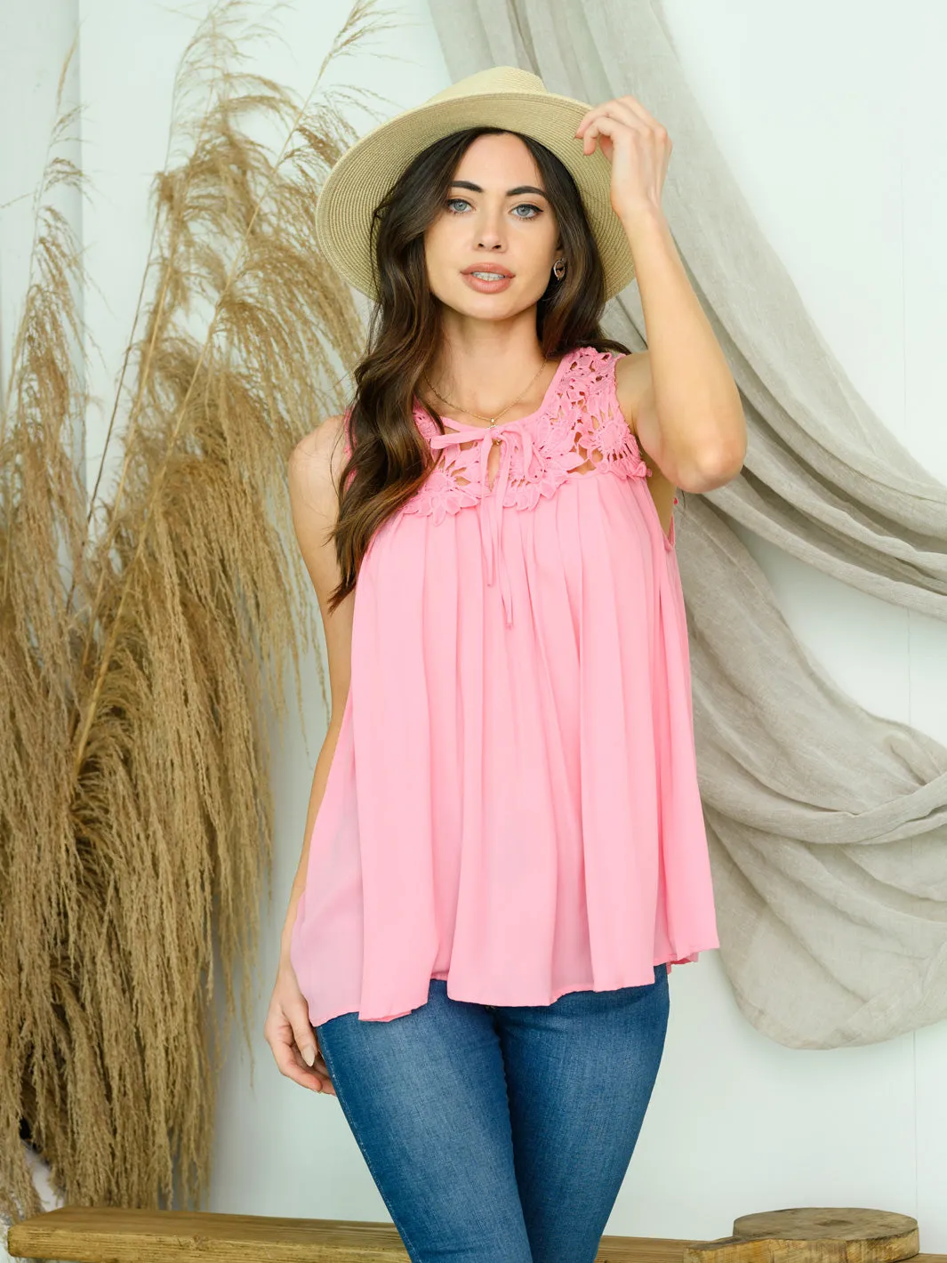 WOMEN'S SLEEVELESS LACE YOLE PLEATED TOP