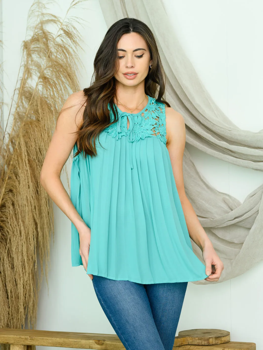 WOMEN'S SLEEVELESS LACE YOLE PLEATED TOP