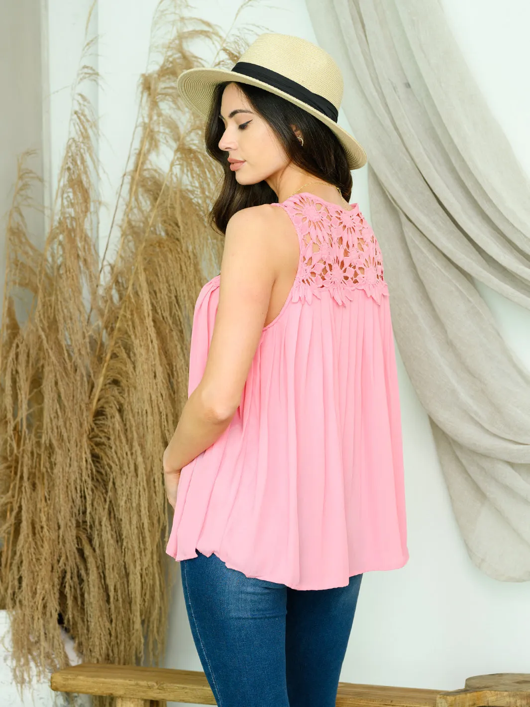 WOMEN'S SLEEVELESS LACE YOLE PLEATED TOP
